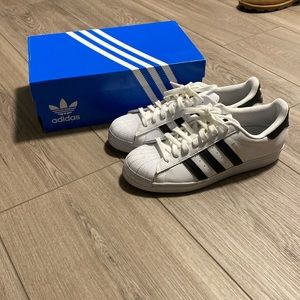 Adidas - Superstar. Size 9